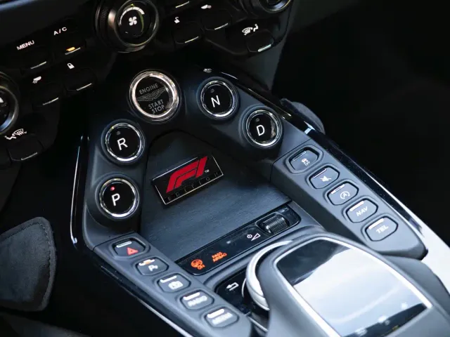 Aston Martin V8 Vantage — Фото автомобиля 23