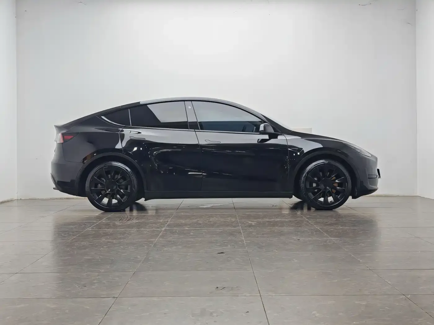 Tesla Model Y 2022 Rear-Wheel Drive Version — Фото автомобиля 11