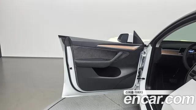 Tesla Model Y — Фото автомобиля 13