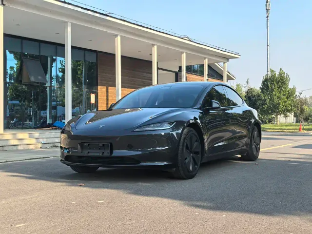 Фотография автомобиля — Tesla Model 3