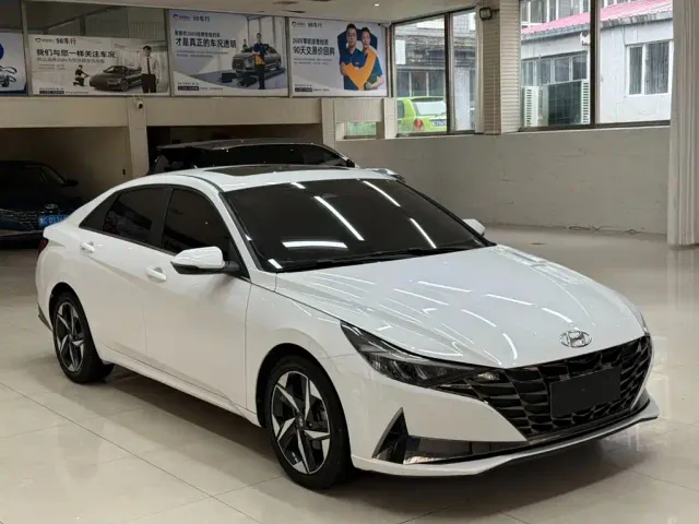 Hyundai Elantra — Фото автомобиля 3
