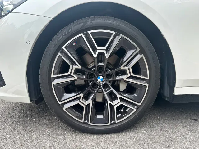 BMW 5 Series — Фото автомобиля 9