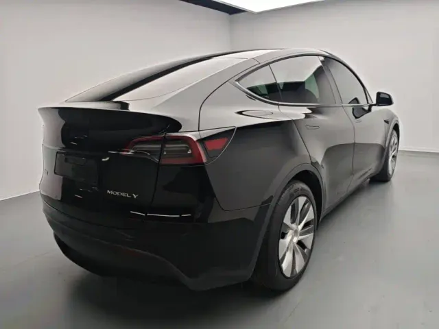 Tesla Model Y — Фото автомобиля 6