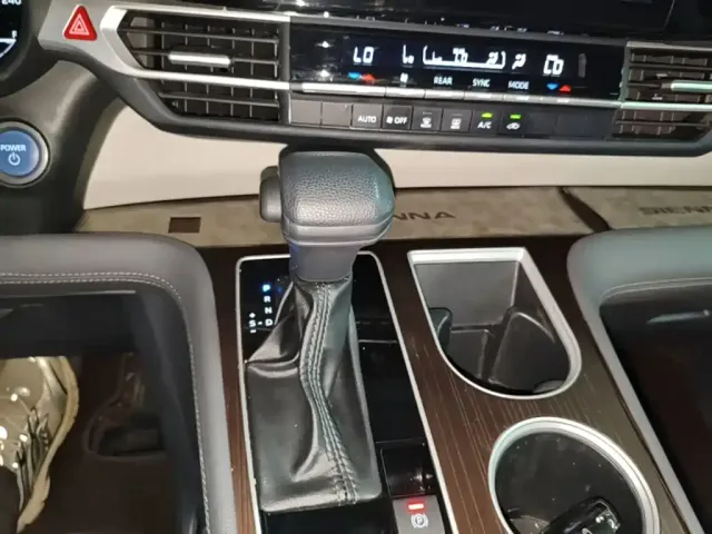 Toyota Sienna — Фото автомобиля 13
