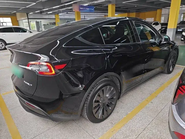 Tesla Model Y — Фото автомобиля 6