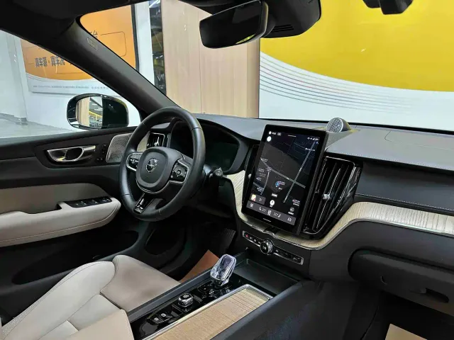 Volvo XC60 — Фото автомобиля 9