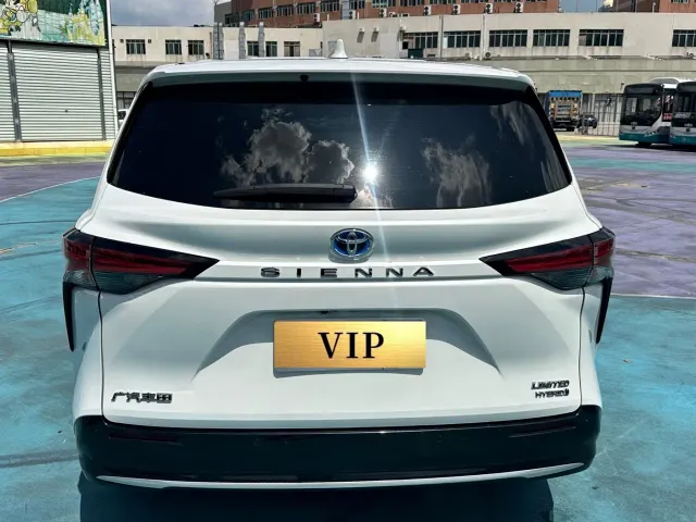 Toyota Sienna — Фото автомобиля 6