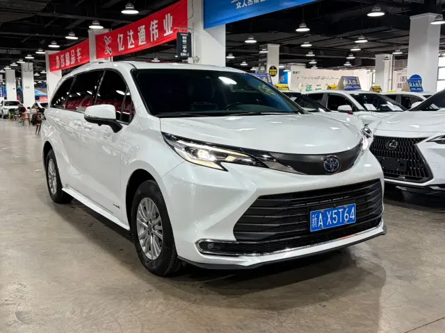 Toyota Sienna — Фото автомобиля 3