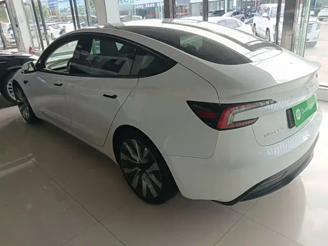 Tesla Model 3 — Фото автомобиля 4