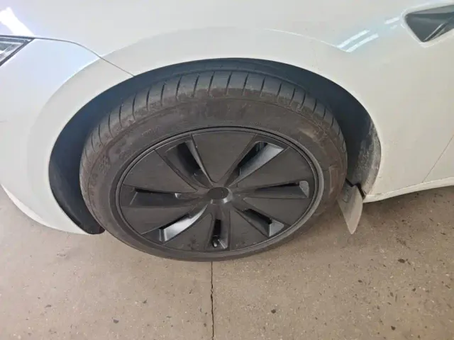 Tesla Model 3 — Фото автомобиля 24