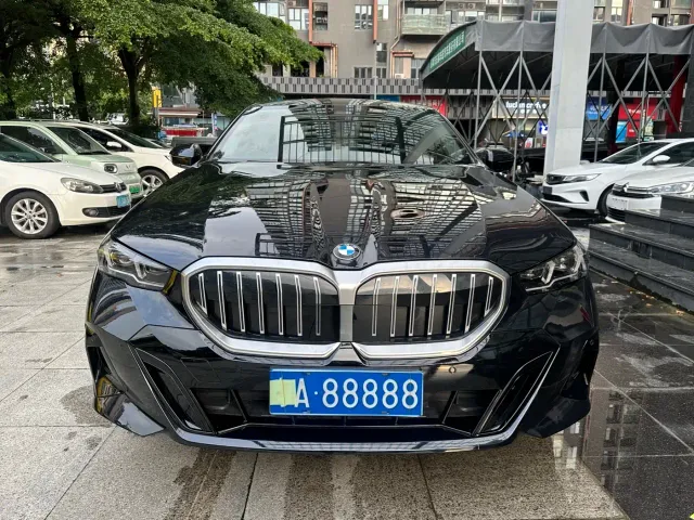 BMW 5 Series — Фото автомобиля 2