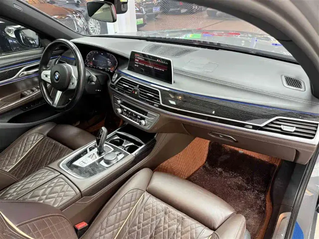 BMW 7 Series — Фото автомобиля 11
