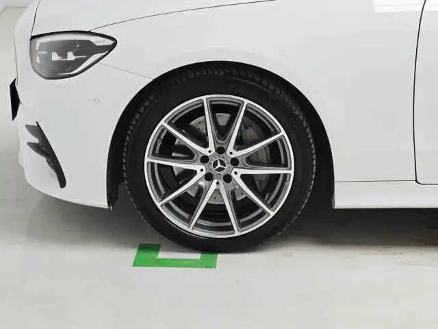 Mercedes-Benz E-Class — Фото автомобиля 8