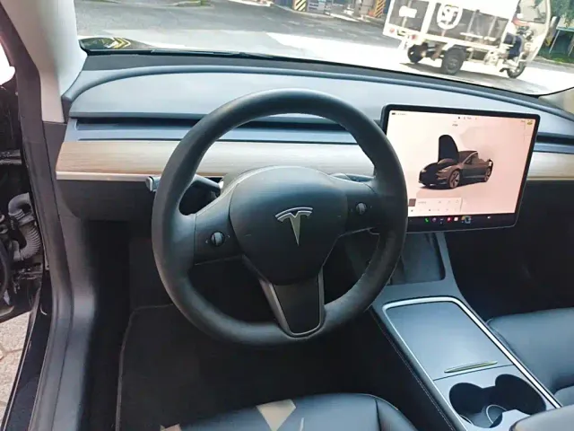 Tesla Model 3 — Фото автомобиля 6