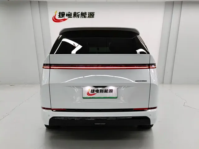 Xpeng X9 — Фото автомобиля 15