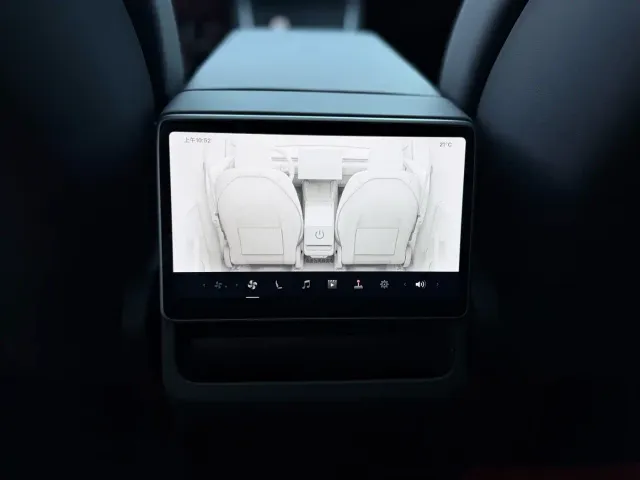 Tesla Model Y — Фото автомобиля 13