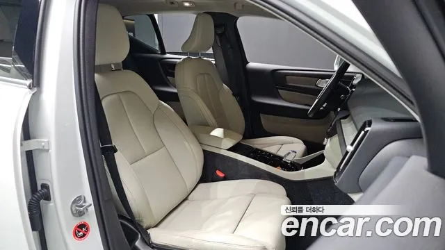 Вольво XC40 B4 Ultimate Bright — Фото автомобиля 8