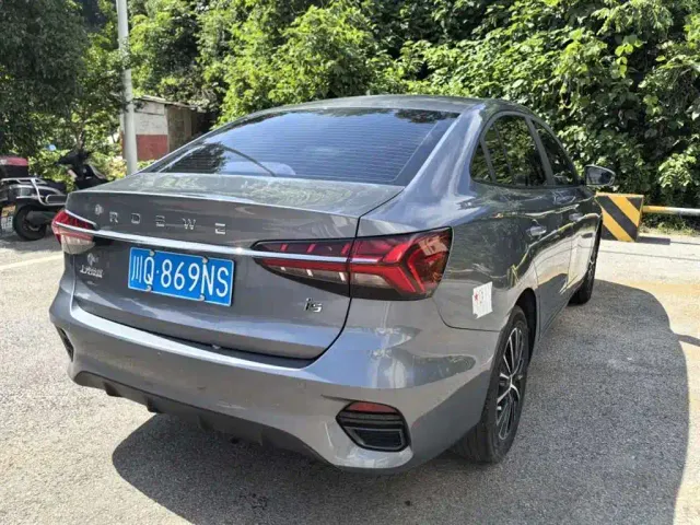 Roewe i5 — Фото автомобиля 7