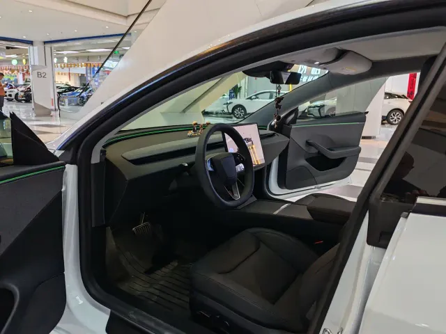 Tesla Model 3 — Фото автомобиля 4