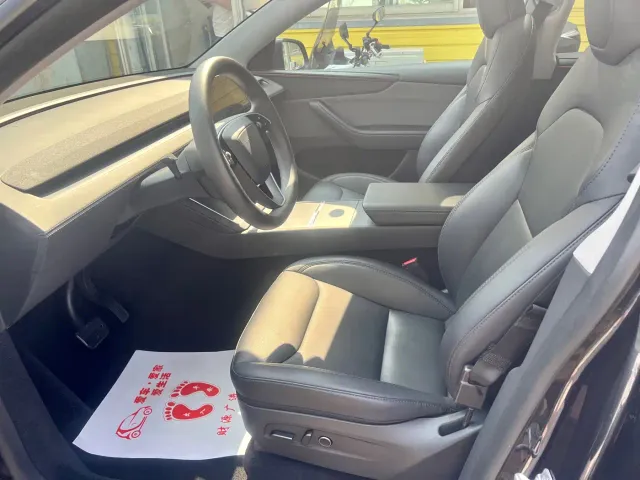Tesla Model Y — Фото автомобиля 9