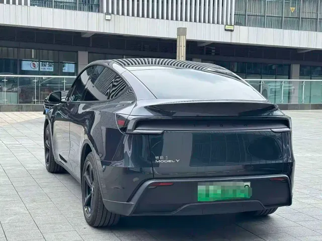 Tesla Model Y — Фото автомобиля 8