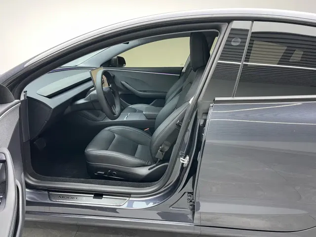 Tesla Model 3 — Фото автомобиля 16