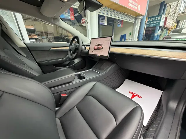 Tesla Model 3 — Фото автомобиля 9