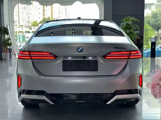 BMW 5 Series — Фото автомобиля 9
