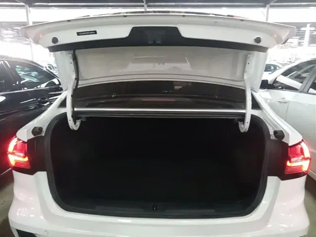 Roewe i5 — Фото автомобиля 18