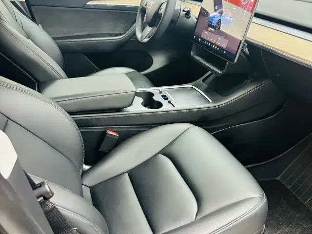 Tesla Model Y — Фото автомобиля 8