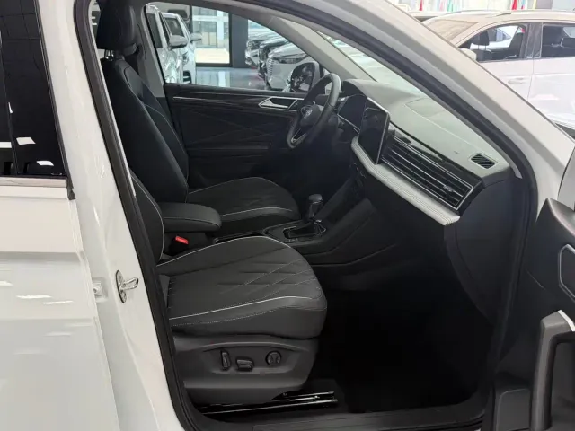 Volkswagen Tiguan L — Фото автомобиля 5