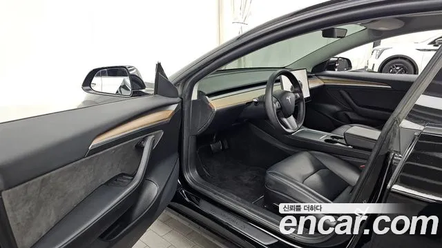 Tesla Model 3 — Фото автомобиля 10
