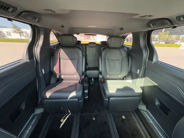 Toyota Sienna — Фото автомобиля 15