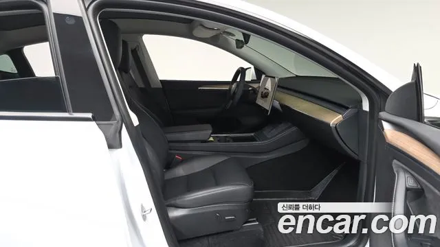 Tesla Model Y — Фото автомобиля 16