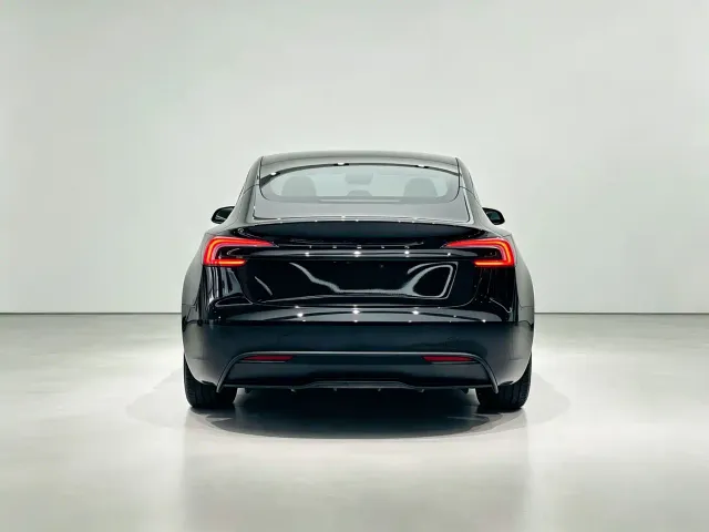 Tesla Model 3 — Фото автомобиля 11