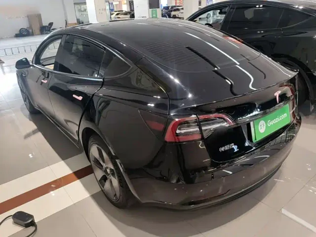 Tesla Model 3 — Фото автомобиля 4