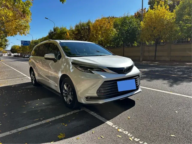 Toyota Sienna — Фото автомобиля 3