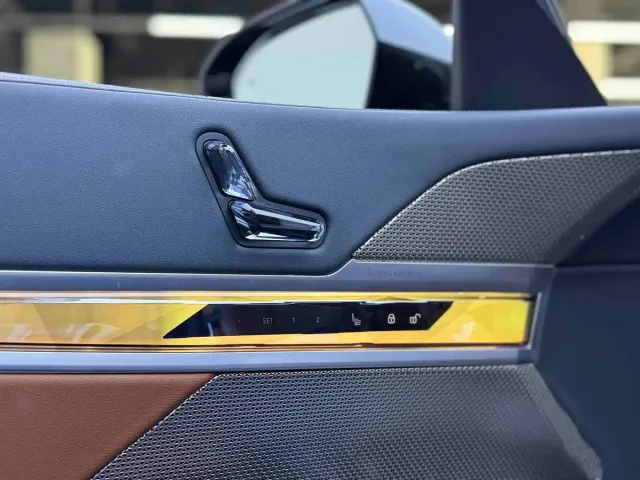 BMW i7 — Фото автомобиля 7