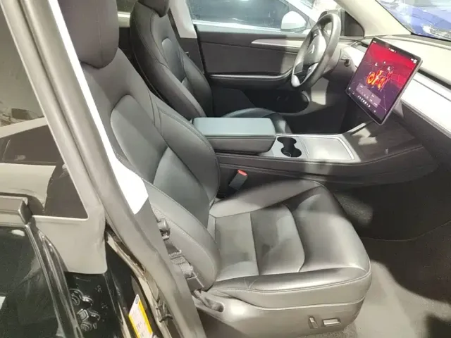 Tesla Model Y — Фото автомобиля 24