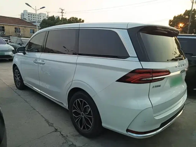 Roewe iMAX8 — Фото автомобиля 4