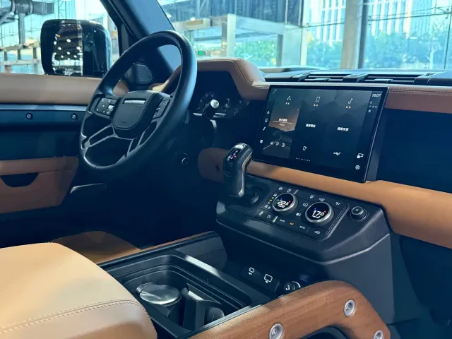 Land Rover Defender — Фото автомобиля 9