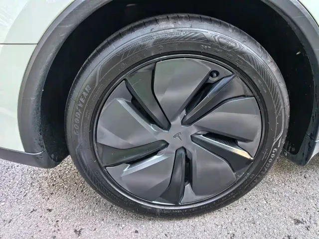 Tesla Model Y — Фото автомобиля 18