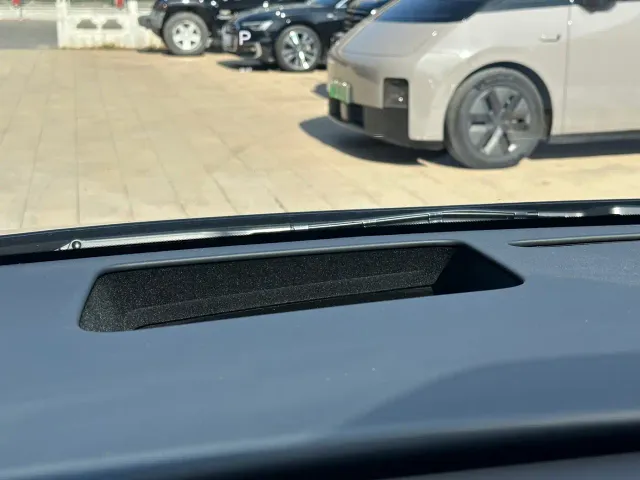 Li Auto i8 — Фото автомобиля 10