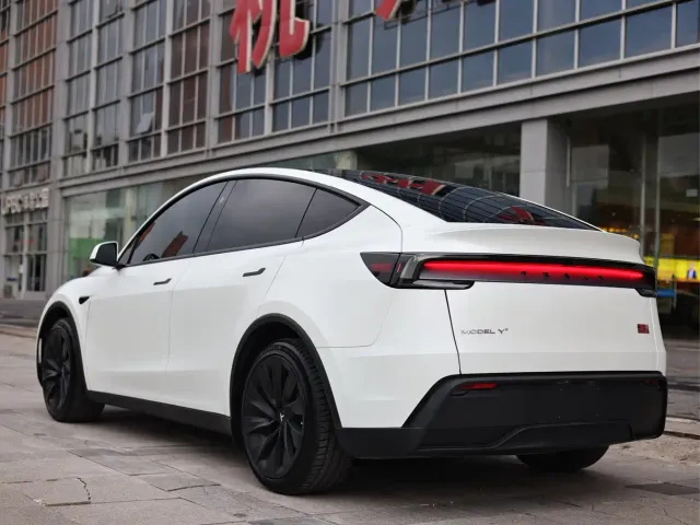 Tesla Model Y — Фото автомобиля 4