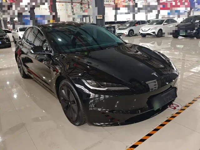 Tesla Model 3 — Фото автомобиля 3