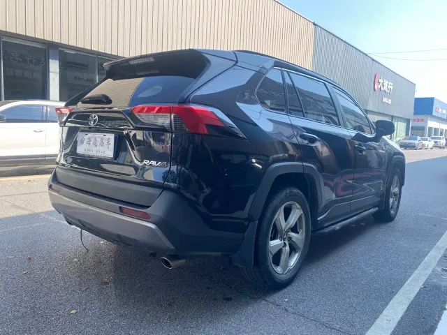 Toyota RAV4 — Фото автомобиля 5