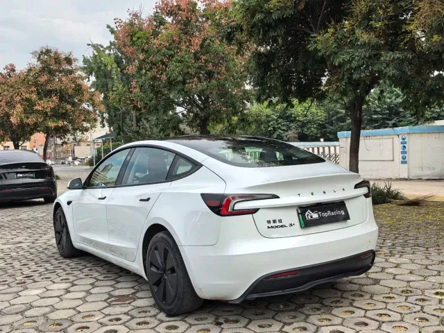 Tesla Model 3 — Фото автомобиля 9