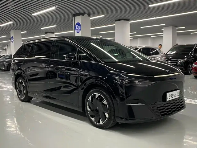 Xpeng X9 — Фото автомобиля 3