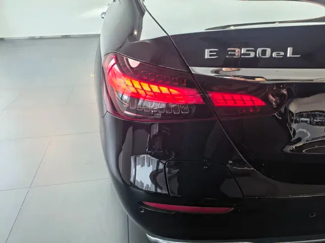 Mercedes-Benz E-Class — Фото автомобиля 11