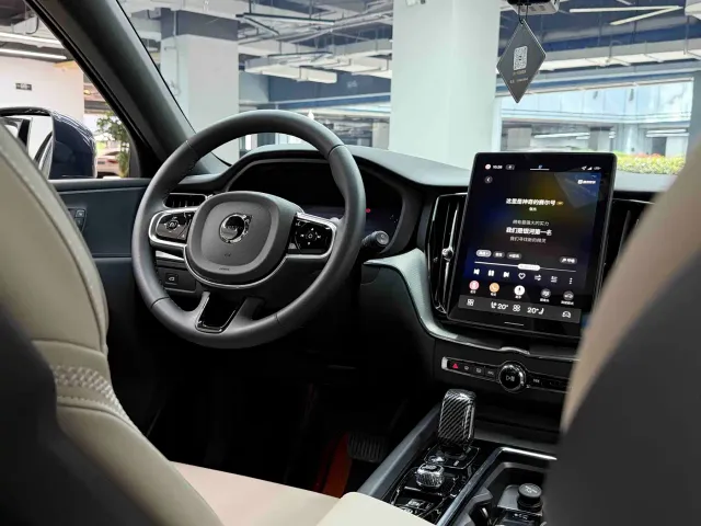 Volvo XC60 — Фото автомобиля 17